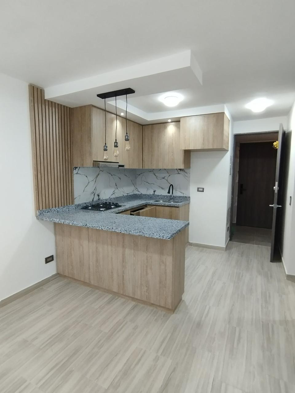 1. Muebles en tono madera y mesón gris